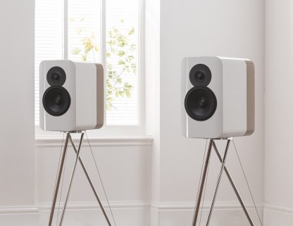 Enceintes Q ACOUSTICS CONCEPT 300 paire de baffles sur pieds design moderne deux couleurs bicolore hi end deux voies laque vernis