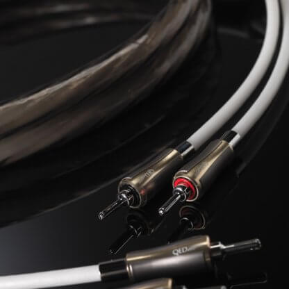 CABLE ENCEINTES QED SUPREMUS cablage haut de gamme hi end fiche banane verrouillage plaquage rhodium forte section multi-conducteurs isolés hifi home cinema